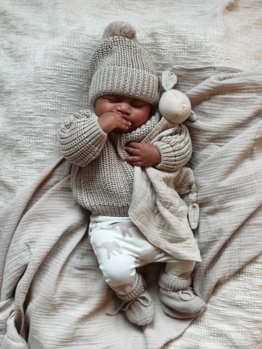 Knitted pompom mutsje (sand)