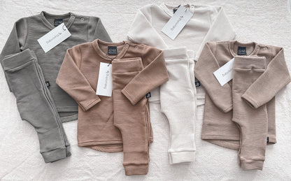 Rippstrick-Langarmshirt (Sand) (abgerundeter Rücken)