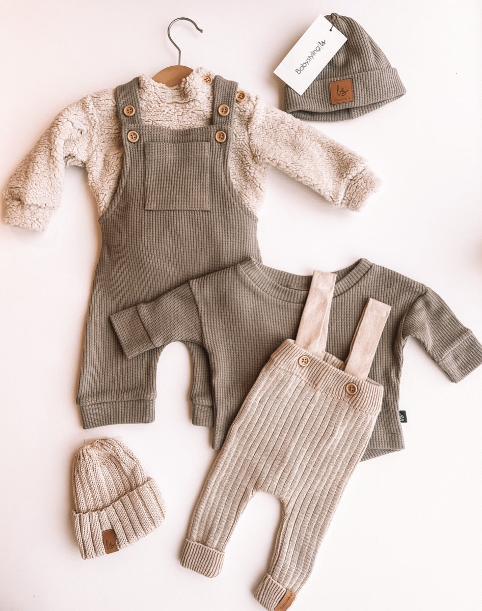 Subtly knitted tuinpakje (light oak) PRE-ORDER
