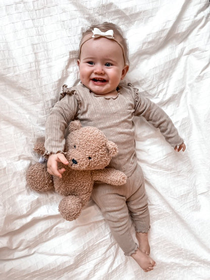 Rüschenhose mit Punktstreifen in warmem Beige