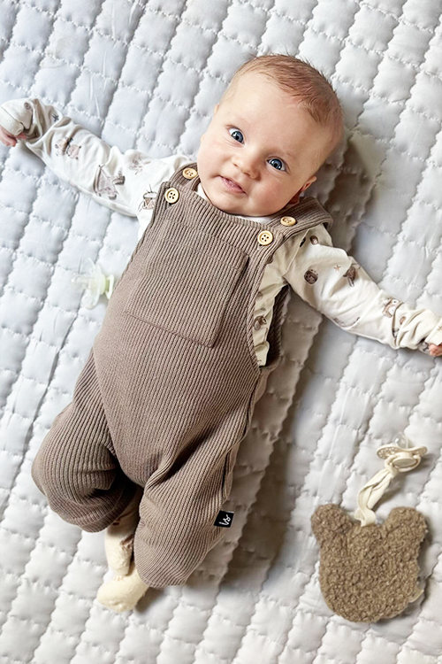 Subtly knitted tuinpakje (light oak) PRE-ORDER